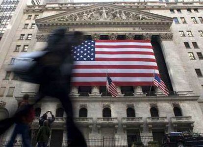 Un ejecutivo pasa por delante de la fachada de la sede del New York Stock Exchange.