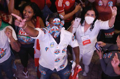 Un seguidor de Lula, con estampas del candidato que le cubren la cara, festeja en Brasilia.