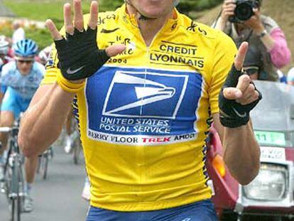 Armstrong señala con los dedos sus seis triunfos en el Tour.