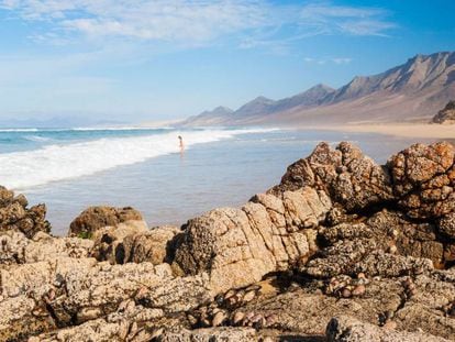 La playa de Cofete, junto al macizo montañoso de Jandía, en la isla de Fuerteventura (Canarias). 
