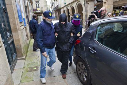 Uno de los detenidos en la operación de ayer en Santiago