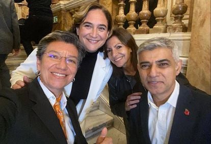 La alcaldesa de Barcelona fotografiada en Glasgow junto a las alcaldesas Claudia López (Bogotá), Anne Hidalgo (París) y el alcalde Sadiq Khan (Londres). / Red de ciudades C40