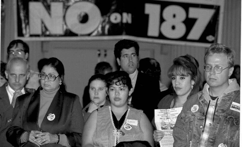 Opositores a la Proposición 187, en la noche electoral de 1994.