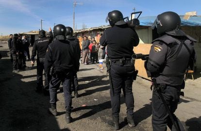 En el Gallinero habita un centenar de familias de gitanos rumanos. Se formó en 2007, tras el cierre de un campo cercano para sin papeles rumanos cuando su país entró en la Unión Europea. Hay 140 niños menores de tres años, según las estimaciones de los voluntarios de Santo Domingo de la Calzada. En la foto, despliegue policial esta mañana en El Gallinero.