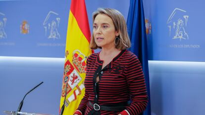 La portavoz parlamentaria del PP, Cuca Gamarra, durante su intervención tras la reunión este martes en el Congreso de la Junta de Portavoces.