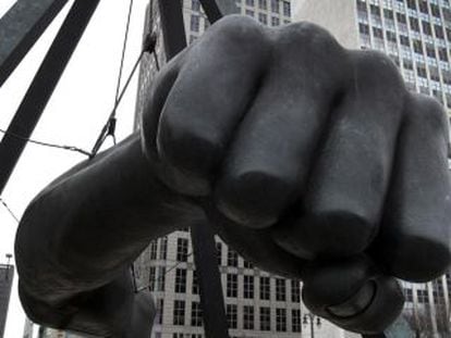 Monumento al boxeador Joe Louis en el centro de Detroit.