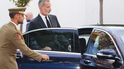 El Rey Felipe VI sale de la residencia del embajador de Reino Unido, Hugh Elliot, tras presentar sus condolencias.