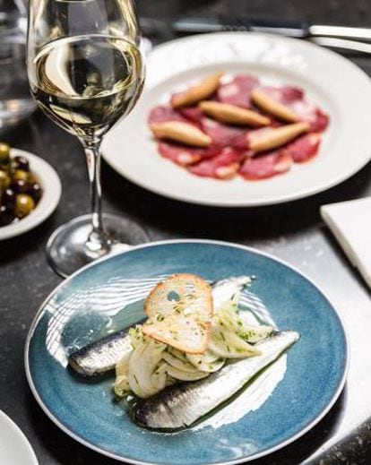 Plato de presa ibérica y sardinas con ensalada del restaurante Sabor.