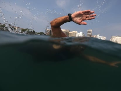 Un joven entrena en la playa de Capocabana de Río de Janeiro (Brasil).