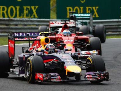 Ricciardo seguido de Alonso en el circuito de Hungaroring.