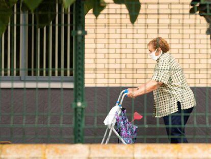 Una mujer camina por la residencia de tercera edad del Pla d'Urgell, en Lleida que permanece confinada debido a los rebrotes por el coronavirus. 