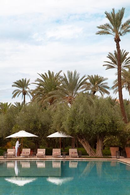 La piscina del jardín siempre está impoluta y a unos 28 grados centígrados. 