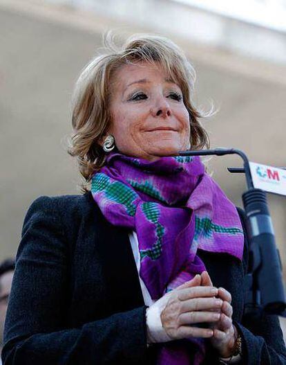 Esperanza Aguirre, durante su breve rueda de prensa a las puertas del Clínico.