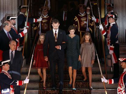 Los Reyes Felipe y Leticia y las infantas, Leonor y Sofia, a la salida de la apertura de la XII Legislatura, el 17 de noviembre de 2016 en el Congreso de los Diputados (Madrid).