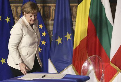 La canciller alemana, Angela Merkel, se dirige a firmar la Declaración de Roma.