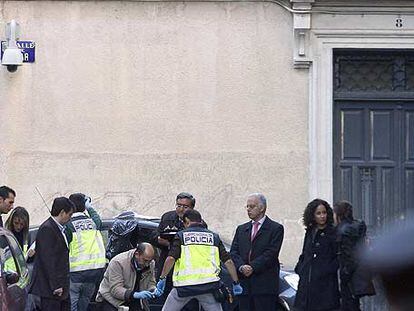 Agentes de policía fotografían el cadáver de Julián Tostado delante del juez de guardia.