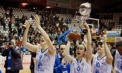 Silvia Domínguez, con la Copa.