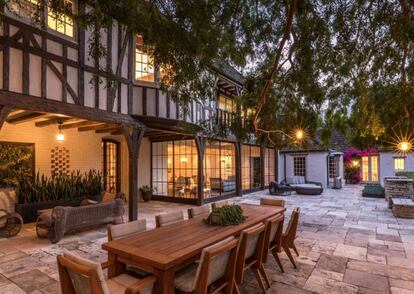 La casa, de estilo mediterráneo, ha sido remodelada sucesivas veces desde 1934 pero ha mantenido los detalles básicos de su estructura.
