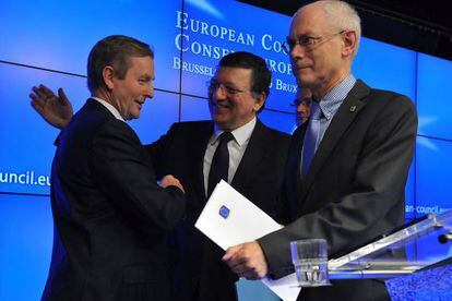 Barroso saluda al primer ministro irland&eacute;s en presencia de Van Rompuy, hoy en Bruselas.