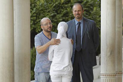 Mohamed A., su hija y el abogado Iván Jiménez Aybar, ayer en Madrid.