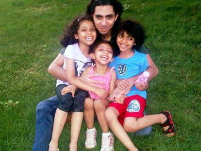 El bloguero saud&iacute; Raif Badawi, junto a su familia.