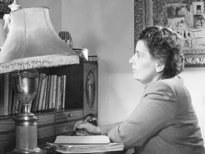 La escritora Rebecca West, en su escritorio, en julio de 1951.