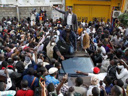 Youssou N&#039;dour en la plaza de la Independencia, donde la Polic&iacute;a ha prohibido las protestas antigubernamentales.