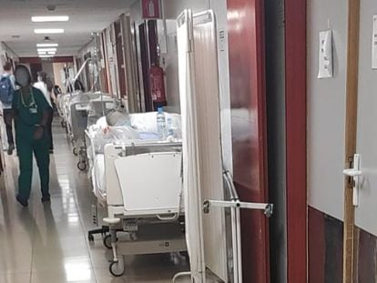 Sanitarios y camas con pacientes en un pasillo de las Urgencias del Hospital Gregorio Marañón, en Madrid, en una foto difundida por el sindicato médico Mats.