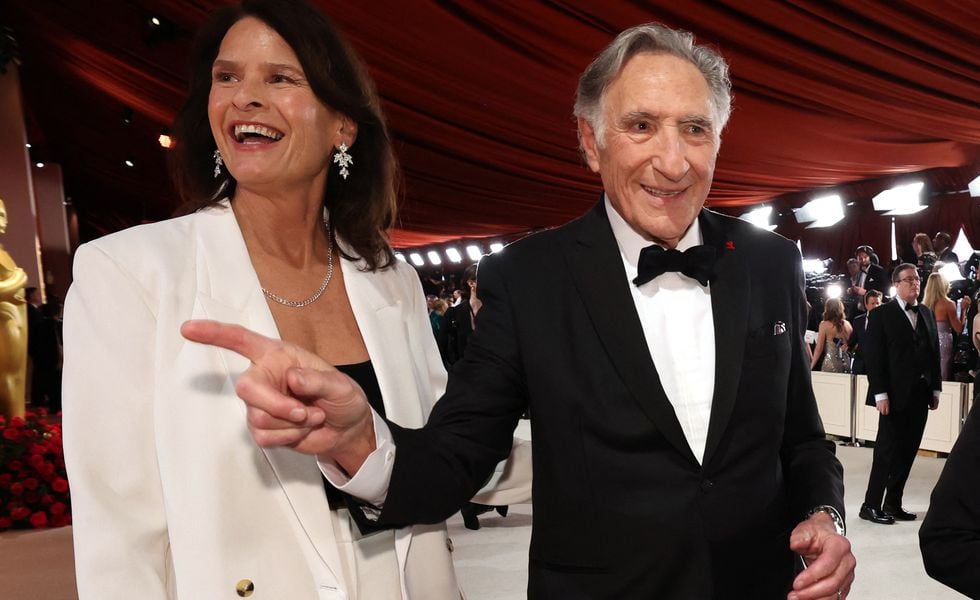 Judd Hirsch and a guest arrive on the champagne-colored red carpet.