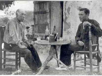 Josep Pla, a la dreta, i Sebastià Puig, 'l'Hermós', prenent un aperitiu.
