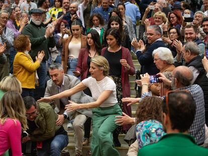 Yolanda Díaz, el domingo entre el público en un acto de Sumar en Sevilla.