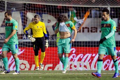 Mascherano, Puyol, Valdés y Thiago se lamentan tras un gol encajado.