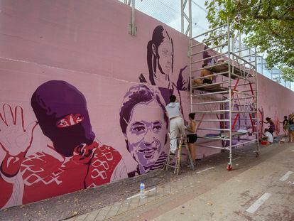 Miembros del colectivo Unlogic Crew pintan una parte del mural feminista en el polideportivo de La Concepción en Madrid.