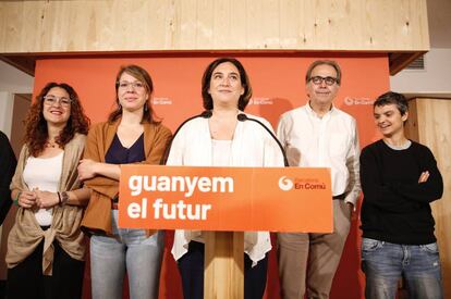 La líder de Barcelona en Comú, Ada Colau, amb el seu equip aquest dissabte.