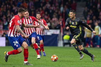 Cristiano Ronaldo intenta superar a Giménez y Saúl.