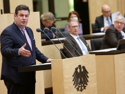 El ministro de Justicia y Asuntos Sociales, Hubertus Heil, defiende en la la sesión de este lunes del Budesrat la reforma de las prestaciones por desempleo.