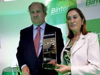 La ministra de Fomento, Ana Pastor, y el presidente de Binter Canarias, Pedro Agustín del Castillo, posan con el premio recibido recientemente a la mejor compañía aérea 2013/14 en Europa, tras inaugurar hoy las nuevas oficinas de la compañía en La Laguna (Tenerife).