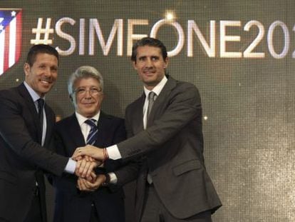 Simeone estrecha la mano a Enrique Cerezo, presidente, y José Luis Pérez Caminero, director deportivo