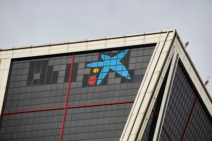 El logo de Caixabank tras la sustitución por el de Bankia en las torres Kio, en Madrid (España), a 27 de marzo de 2021.