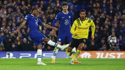 Con este remate Sterling marca el primer gol del Chelsea ante el Dortmund (2-0).