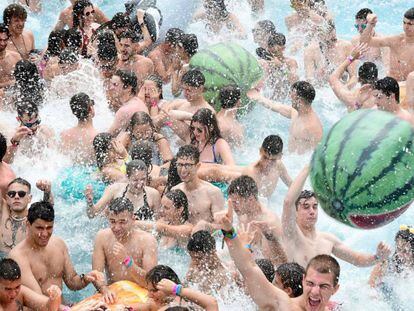 Asistentes al Arenal Sound 2019 en el escenario de la piscina.