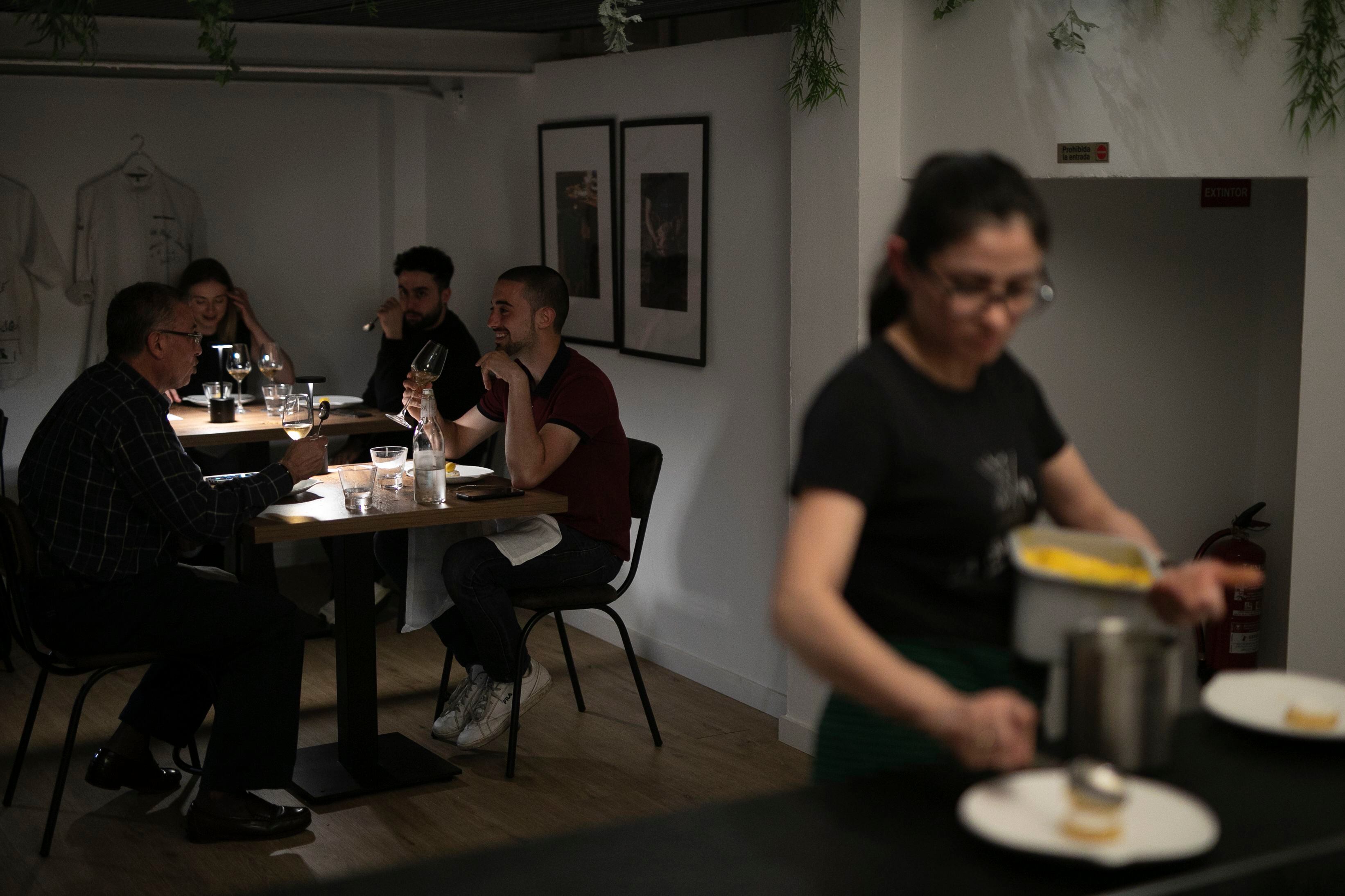 Una camarera en la cena servida por Javi Estévez en el espacio Cocíname de Barcelona. 