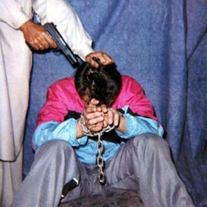 Una de las imágenes que los secuestradores de Daniel Pearl hicieron llegar a diversos medios de comunicación.