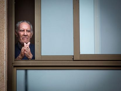 Un hombre aplaude en la ventana de una residencia de mayores en Logroño.