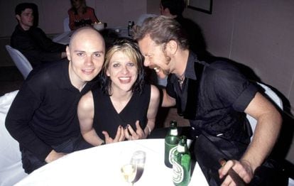 Billy Corgan (líder de Smashing Pumpkins), Courtney Love y James Hetfield (líder de Metallica) en los MTV Video Music Awards de 1996 celebrados en el Radio City Music Hall de Nueva York.