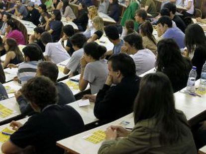 Jóvenes examinándose de las pruebas de acceso el pasado día 11 en Barcelona.