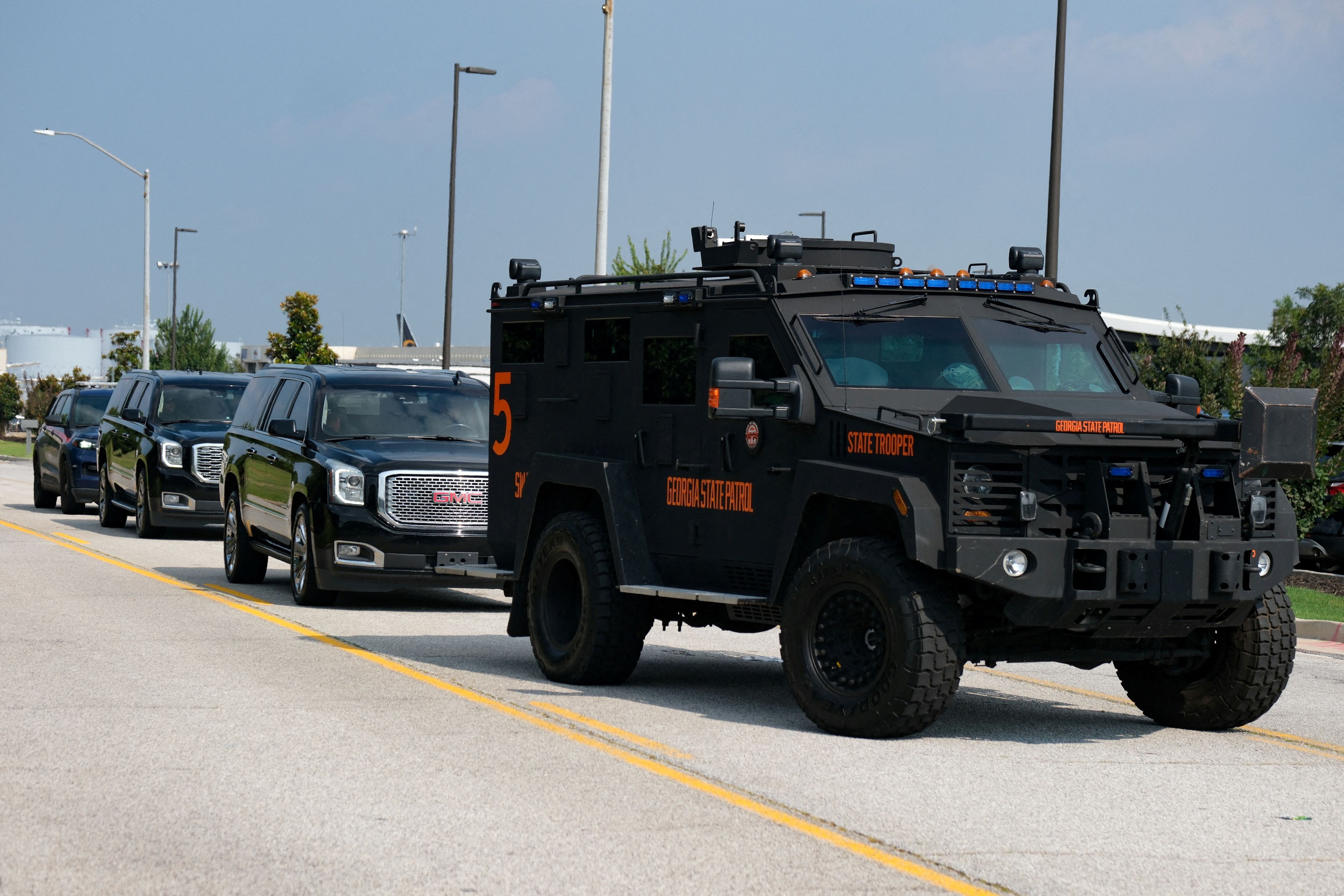 Un vehículo de la Patrulla Estatal de Georgia conduce cerca del Aeropuerto Internacional Hartsfield-Jackson de Atlanta, en el cual se espera la llegada de Trump. 