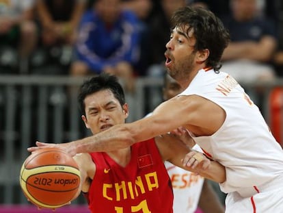 Navarro lucha por el bal&oacute;n con Chen Jianghua.