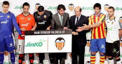 Jugadores del Valencia, el presidente del club y el representante de la empresa Jinko, en la presentaci&oacute;n del patrocinador
