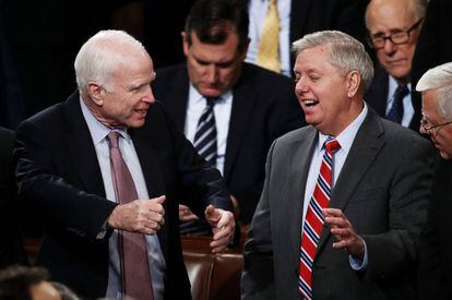 John McCain junto con Lindsey Graham este martes en el Congreso.